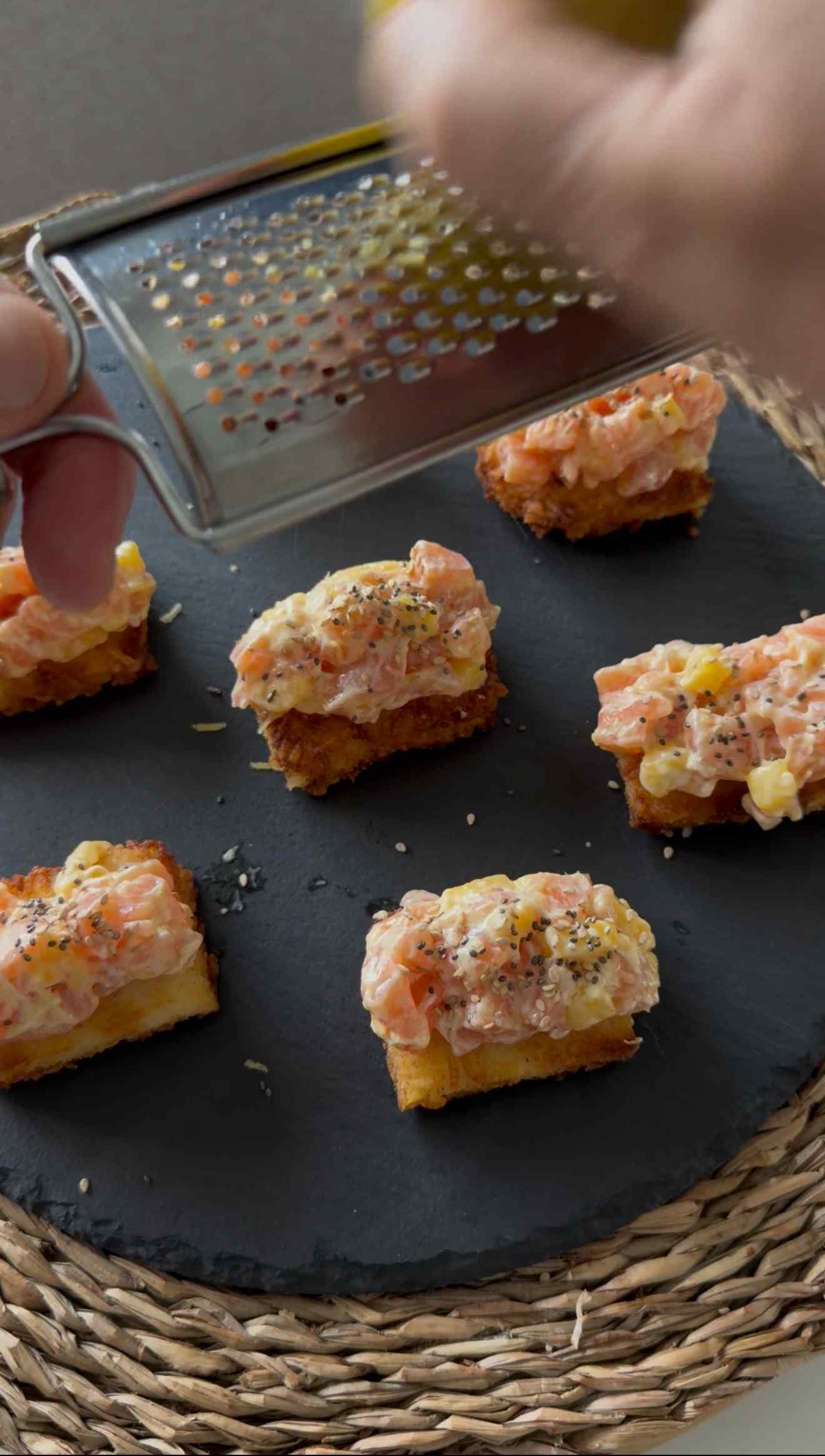 Emplatado Crispy rice con salmón y mango